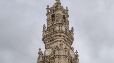 Bulutlu mavi gökyüzü arka plan timelapse hyperlapse Clerigos Kilisesi'nin çan kulesi