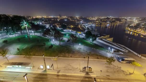 A Vila Nova de Gaia és Porto városkép éjszaka timelapse Portugáliában, a történelmi városközpont Jardim do Morro.