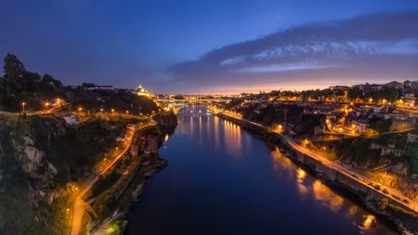 Tag-Nacht-Ansicht der historischen Stadt Porto, portugiesischer Zeitraffer mit der Domluiz-Brücke — Stockvideo