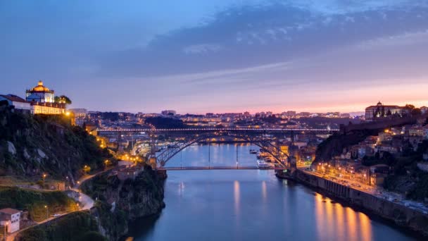 Vista día a noche de la histórica ciudad de Oporto, Portugal timelapse con el puente Dom Luiz — Vídeo de stock