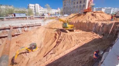 Sarı Ekskavatör adlı yeni bir dairesel metro hattı inşaatı. Rusya, Moskova timelapse