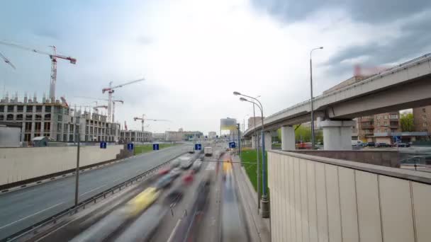 Pohled shora provozu městské dopravy na Begovaya street timelapse hyperlapse, Moskva — Stock video