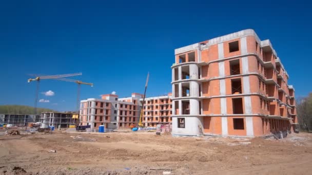 Torre grúas construyen gran edificio residencial en Moscú timelapse — Vídeos de Stock