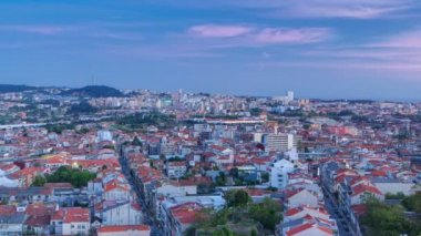 Gece, Porto, Portekiz için bir sıcak bahar gün timelapse gününde Portos eski şehrin çatıları