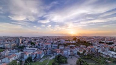 Bir sıcak bahar gün timelapse günbatımı, Porto, Portekiz Portos eski şehrin çatıları