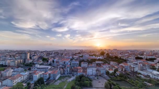 Telhados da cidade velha de Portos num dia quente de primavera pôr do sol timelapse, Porto, Portugal — Vídeo de Stock