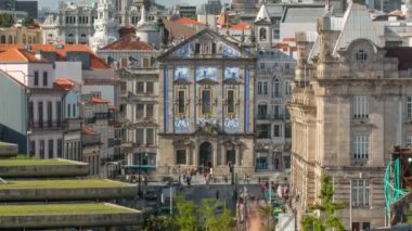 Arka timelapse manzaraya Almeida Garret Meydanı ile Sao Bento tren istasyonu ve Congregados Kilisesi.