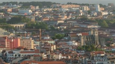 Gün batımına, Porto, Portekiz sıcak bahar gün timelapse Portos eski şehrin çatıları