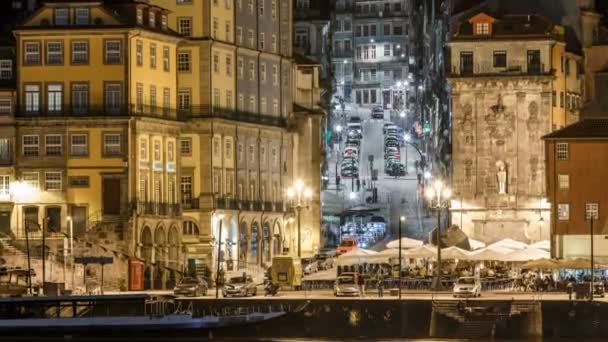 Casas pitorescas tradicionais no antigo, vintage e turístico bairro ribeira do Porto à noite timelapse, Portugal — Vídeo de Stock