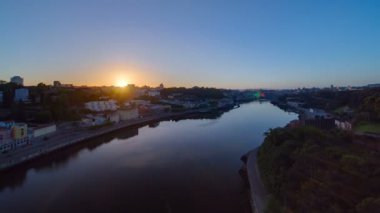 Güneş doğarken Douro nehir timelapse en sembolik alan. Dünya ünlü Porto şarap üretim alanı.