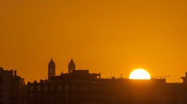 Sunrise Douro nehir timelapse Köprüsü üzerinden Porto çatılar üzerinden. Dünya ünlü Porto şarap üretim alanı.