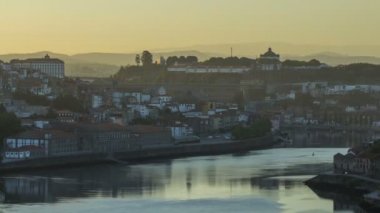 Douro nehir timelapse en sembolik alanda kapılarını gündoğumu. Dünya ünlü Porto şarap üretim alanı.