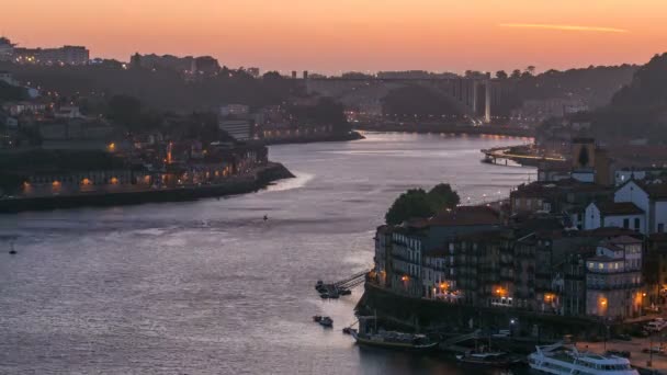 Vista do dia para a noite da histórica cidade do Porto, Portugal timelapse da ponte Dom Luiz — Vídeo de Stock