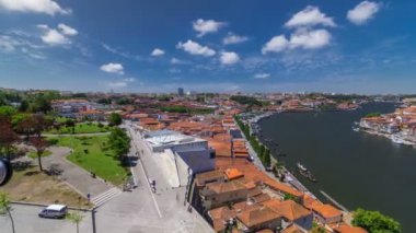 Porto, Portekiz tarihi kent park timelapse ile görünümünü. Metro bir tren köprüde görülebilir