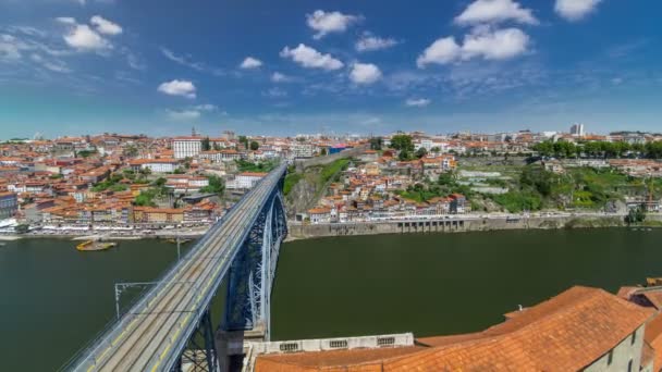 Вид на исторический город Порту, Португалия, с временным интервалом моста Мбаппе Луиш. На мосту можно увидеть поезд метро — стоковое видео