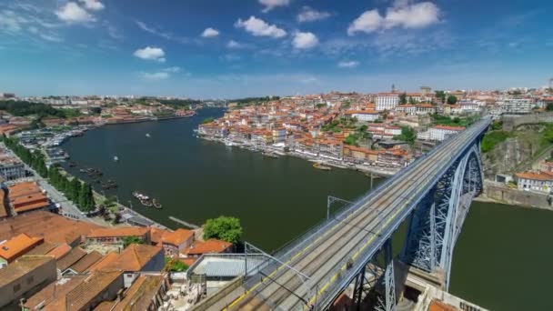 Vista de la histórica ciudad de Oporto, Portugal con el puente Dom Luiz timelapse. Un tren de metro se puede ver en el puente — Vídeo de stock