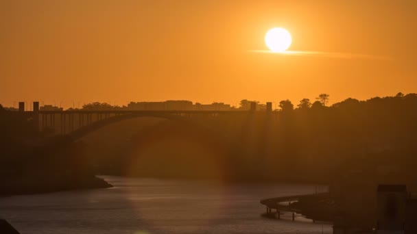 Solnedgång i gamla staden Porto på floden Duoro, med Port transporterar båtar timelapse, Oporto, Portugal — Stockvideo