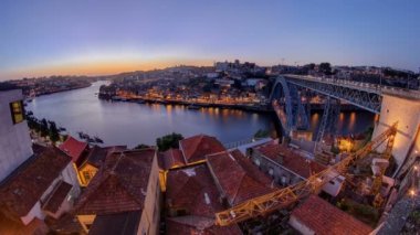 Panorama eski şehir Porto nehir Duoro, gece timelapse, Oporto, Portekiz için gün batımı gün sonra tekne taşıma bağlantı noktasıyla adlı