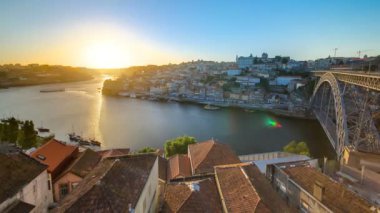 Panorama eski şehir Porto nehir Duoro, günbatımı timelapse, Oporto, Portekiz, tekne taşıma bağlantı noktasıyla adlı