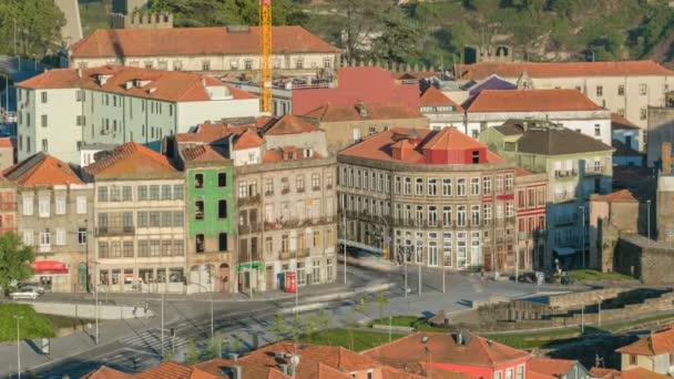 Straat Avenida Dom Afonso Henriques - uitzicht vanaf Clerigos toren in timelapse in Porto, Portugal — Stockvideo