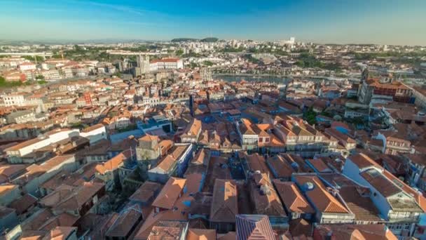 Rode daken van het centrum van de stad - uitzicht vanaf Clerigos toren in timelapse in Porto, Portugal — Stockvideo