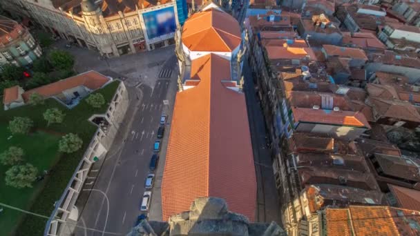Piros teteje városközpontjától és Clerigos templom - Nézd Clerigos torony a timelapse Porto, Portugália — Stock videók