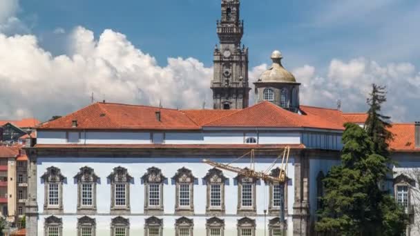 Bisschoppelijk paleis en Clerigos kerk bell toren timelapse in Porto, Portugal. — Stockvideo