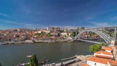 Porto, eski kesiminde Eski renkli evleri görüntülemek teleferik Douro nehir timelapse hyperlapse üzerinde