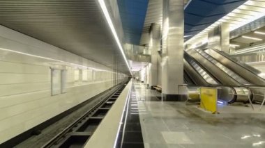 Modern metro istasyonu Delovoy Merkezi, İş Merkezi timelapse, hyperlapse. Moscow, Rusya Federasyonu.