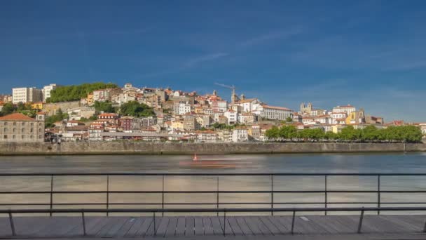 Widok na rzekę Douro z hyperlapse timelapse nasyp w Porto, Portugalia. — Wideo stockowe