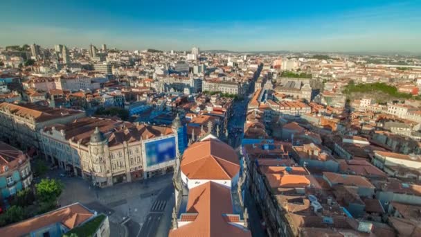 Piros teteje városközpontjától és Clerigos templom - Nézd Clerigos torony a timelapse Porto, Portugália — Stock videók