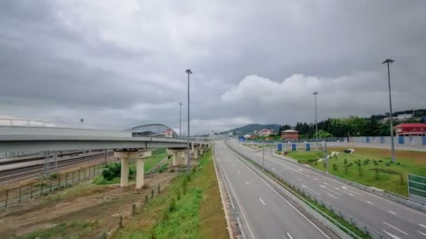 Tráfico en la carretera M-27 timelapse hyperlapse Sochi Adler, Rusia — Vídeo de stock