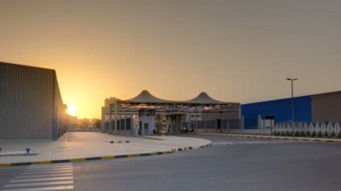 Ajman timelapse serbest bölgesinde gün batımı. Ajman, Birleşik Arap Emirlikleri'ndeki Ajman Emirliği'nin başkentidir..