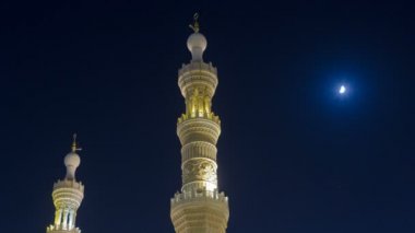 Sharjah'taki Al Noor Camii gece saatlerinde hiperlapsus. Birleşik Arap Emirlikleri