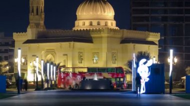 Sharjah'taki Al Noor Camii gece vakti. Birleşik Arap Emirlikleri