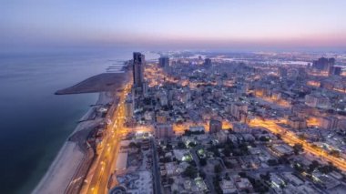 Çatı gece den gündüz timelapse Ajman Cityscape. Ajman, Birleşik Arap Emirlikleri'ndeki Ajman Emirliği'nin başkentidir..