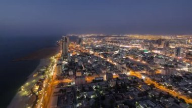 Ajman için gece timelapse Cityscape çatı günden itibaren. Ajman Emirliği Ajman, Birleşik Arap Emirlikleri başkentidir.