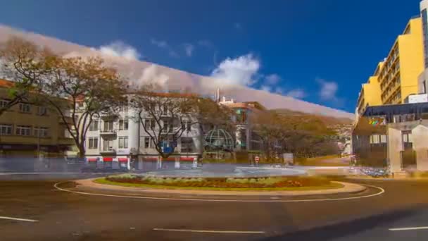 Straten van Funchal stad op Madeira en fontein met Globe timelapse hyperlapse — Stockvideo