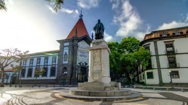 Uma estátua de Zarco ergue-se na Avenida Arriaga hiperlapso temporal no Funchal, Madeira, Portugal . — Vídeo de Stock