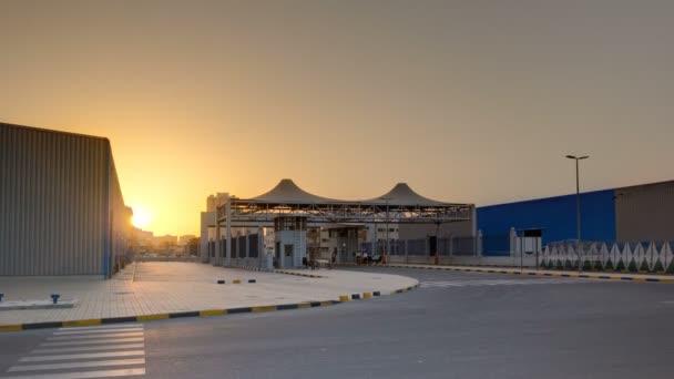 Puesta de sol en zona libre de Ajman timelapse. Ajman es la capital del emirato de Ajman en los Emiratos Árabes Unidos . — Vídeos de Stock