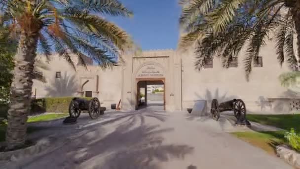 Ajman timelapse hyperlapse Müzesi'nde tarihi fort, Birleşik Arap Emirlikleri — Stok video