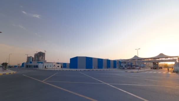 Solnedgång på Free Zone i Ajman Timelapse. Ajman är huvudstaden för emiraten i Ajman i Förenade Arabemiraten. — Stockvideo