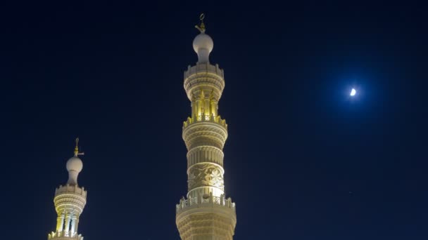 Mezquita Al Noor en Sharjah por la noche hiperlapso timelapse. Emiratos Árabes Unidos — Vídeos de Stock