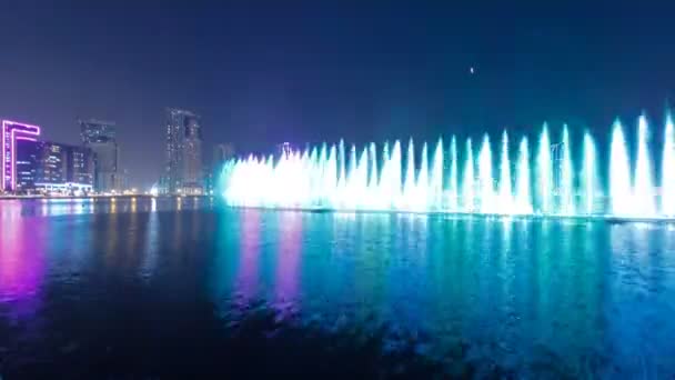 Boa noite Musical Fountain Show. Fontes de canto em Sharjah timelapse, Emirados Árabes Unidos — Vídeo de Stock