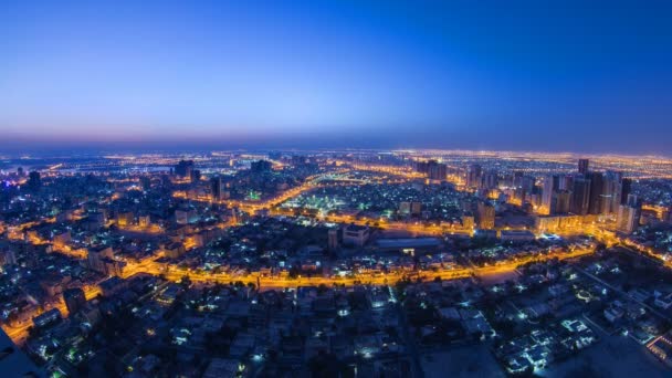 屋上の夜から昼間のタイムラプスまで、アジュマンの街並み。アジュマンはアラブ首長国連邦のアジュマン首長国の首都です. — ストック動画