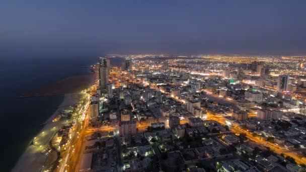 Stadtbild von ajman vom Dach Tag auf Nacht Zeitraffer. ajman ist die Hauptstadt des Emirats ajman in den Vereinigten Arabischen Emiraten. — Stockvideo