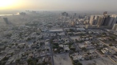 Gün doğumundan sonra çatı sabah Ajman Cityscape. Ajman, Birleşik Arap Emirlikleri'ndeki Ajman Emirliği'nin başkentidir..