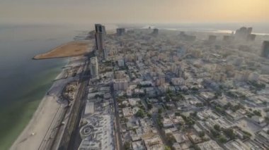 Gün doğumundan sonra çatı sabah Ajman Cityscape. Ajman, Birleşik Arap Emirlikleri'ndeki Ajman Emirliği'nin başkentidir..