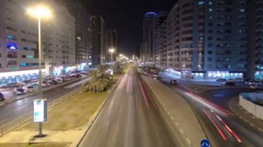 Gece saatlerinde köprüden Ajman Şehir manzarası. Ajman, Birleşik Arap Emirlikleri'ndeki Ajman Emirliği'nin başkentidir..