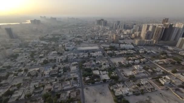 Stadtbild von ajman vom Dach morgens nach Sonnenaufgang Zeitraffer. ajman ist die Hauptstadt des Emirats ajman in den Vereinigten Arabischen Emiraten. — Stockvideo